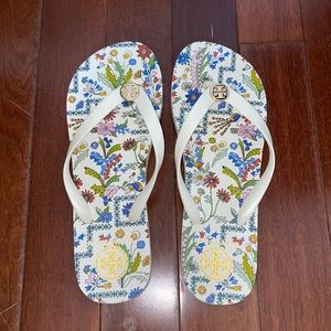 Selling good/new pair of Tory Burch flip flops